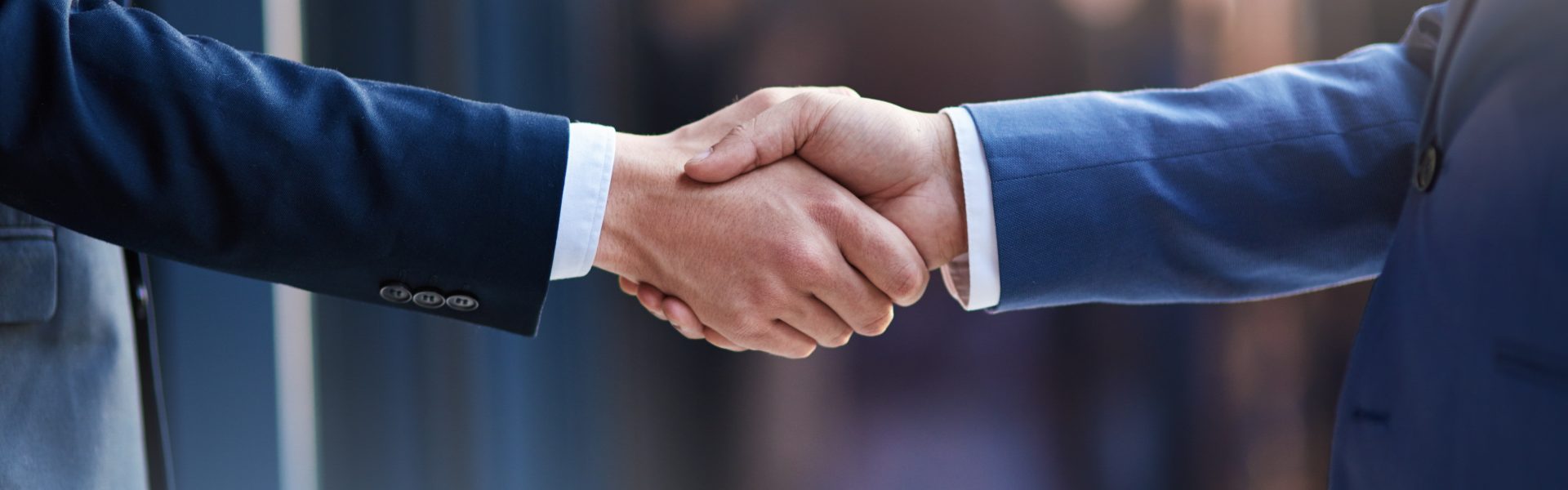 business,collaborations.,cropped,shot,of,two,businessmen,shaking,hands.